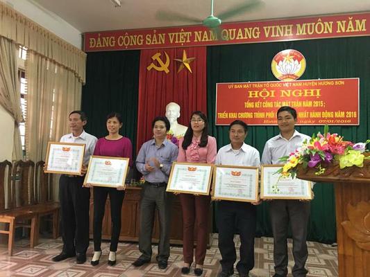ông Bùi Nhân Sâm - PCT Ủy ban MTTQ tỉnh trao Bằng khen của UBMTTQ tỉnh cho các tập thể, cá nhân.