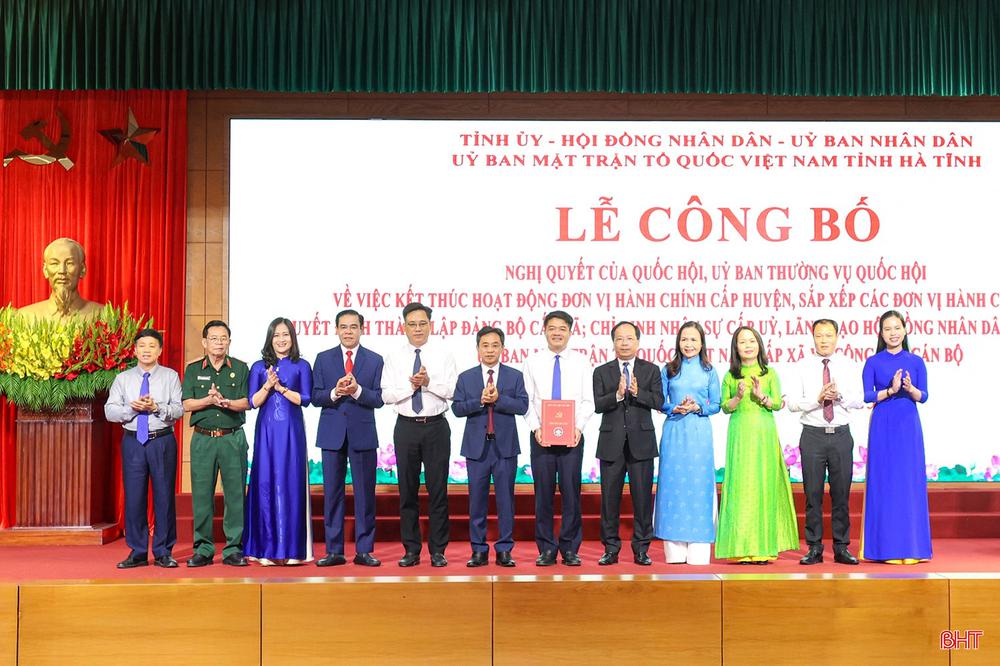 Phó Chủ tịch Quốc hội Vũ Hồng Thanh và đoàn công tác Trung ương, các đồng chí lãnh đạo tỉnh, nguyên lãnh đạo tỉnh và đại biểu tham dự buổi lễ.