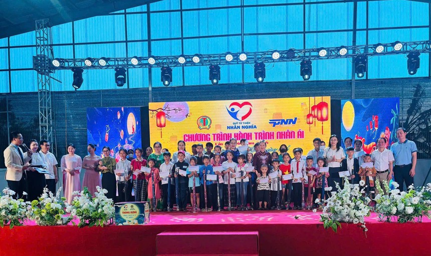 Lan tỏa Trung thu yêu thương tới trẻ em mồ côi, hoàn cảnh khó khăn ở Hà Tĩnh- Ảnh 5.