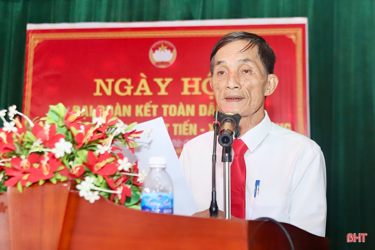 Ông Nguyễn Ngọc Lý - Trưởng ban Công tác Mặt trận thôn Quyết Tiến báo cáo tại ngày hội.