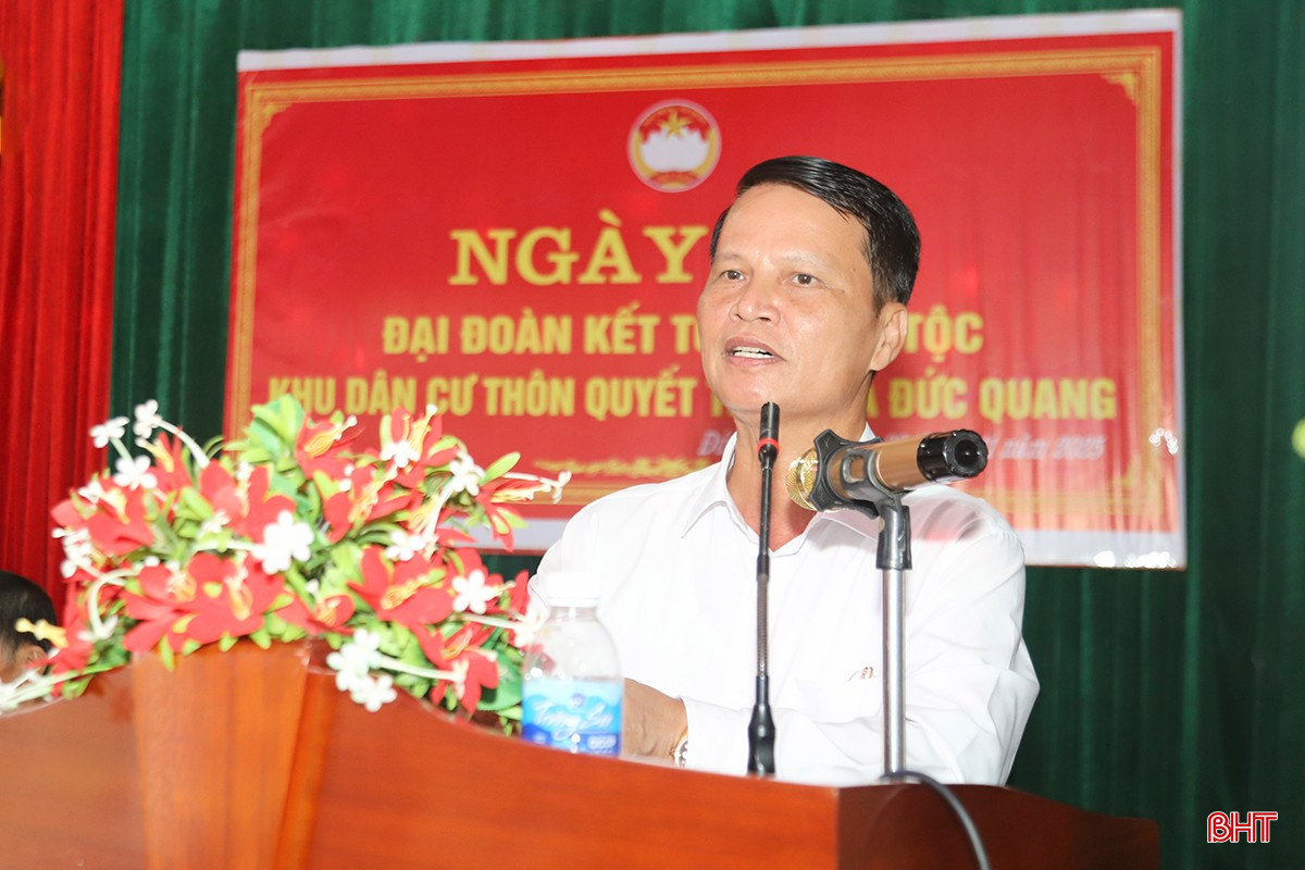 Ông Đặng Giang Trung - Bí thư Đảng ủy, Chủ tịch HĐND xã Đức Quang phát biểu chung vui cùng Nhân dân thôn Quyết Tiến.