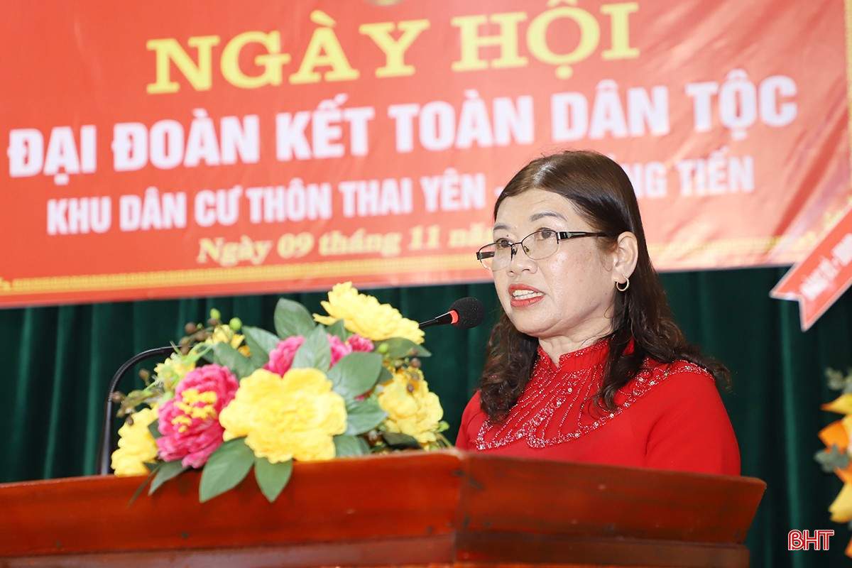 Bà Đặng Thị Thanh - Trưởng thôn Thai Yên báo cáo kết quả thực hiện các cuộc vận động, phong trào thi đua yêu nước.