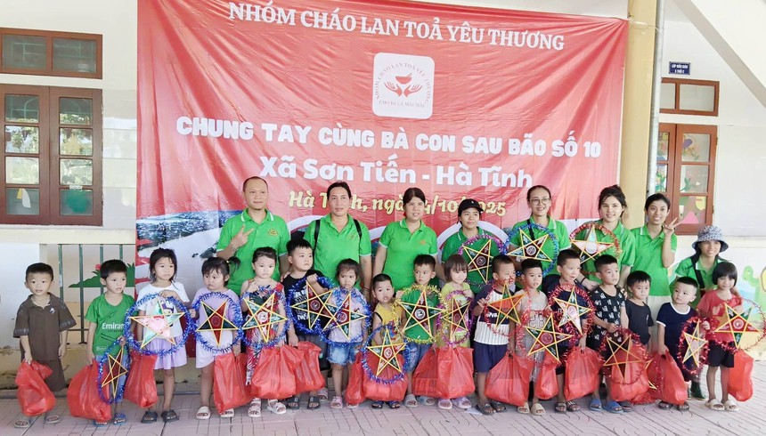 Lan tỏa Trung thu yêu thương tới trẻ em mồ côi, hoàn cảnh khó khăn ở Hà Tĩnh- Ảnh 2.