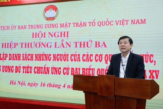 Ph&oacute; Chủ tịch Nguyễn Hữu Dũng b&aacute;o c&aacute;o kết quả tổ chức lấy&nbsp;&yacute; kiến nhận x&eacute;t v&agrave; t&iacute;n nhiệm của cử tri đối với người của c&aacute;c cơ quan, tổ chức,&nbsp;đơn vị&nbsp;ở Trung&nbsp;ương&nbsp;được giới thiệu&nbsp;ứng cử&nbsp;ĐBQH kh&oacute;a XV.