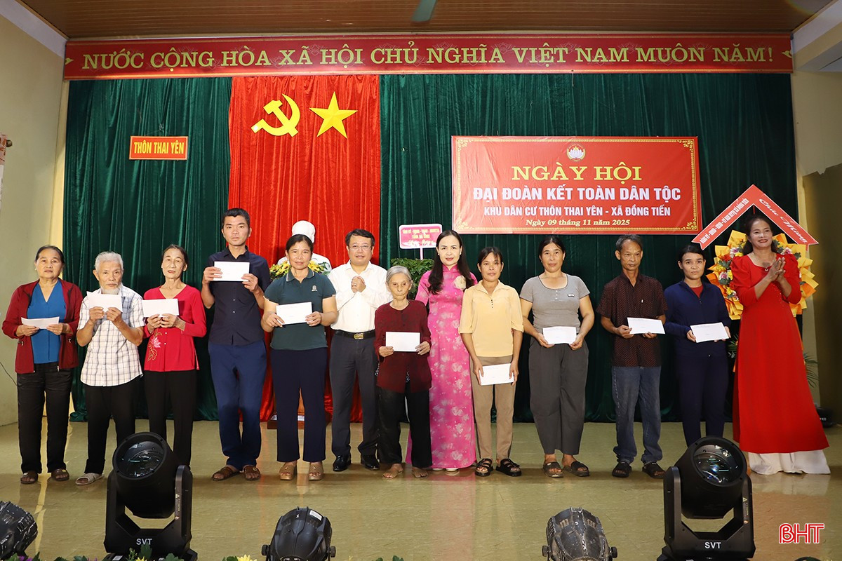 ... và tặng quà cho các hộ dân có hoàn cảnh khó khăn trên địa bàn