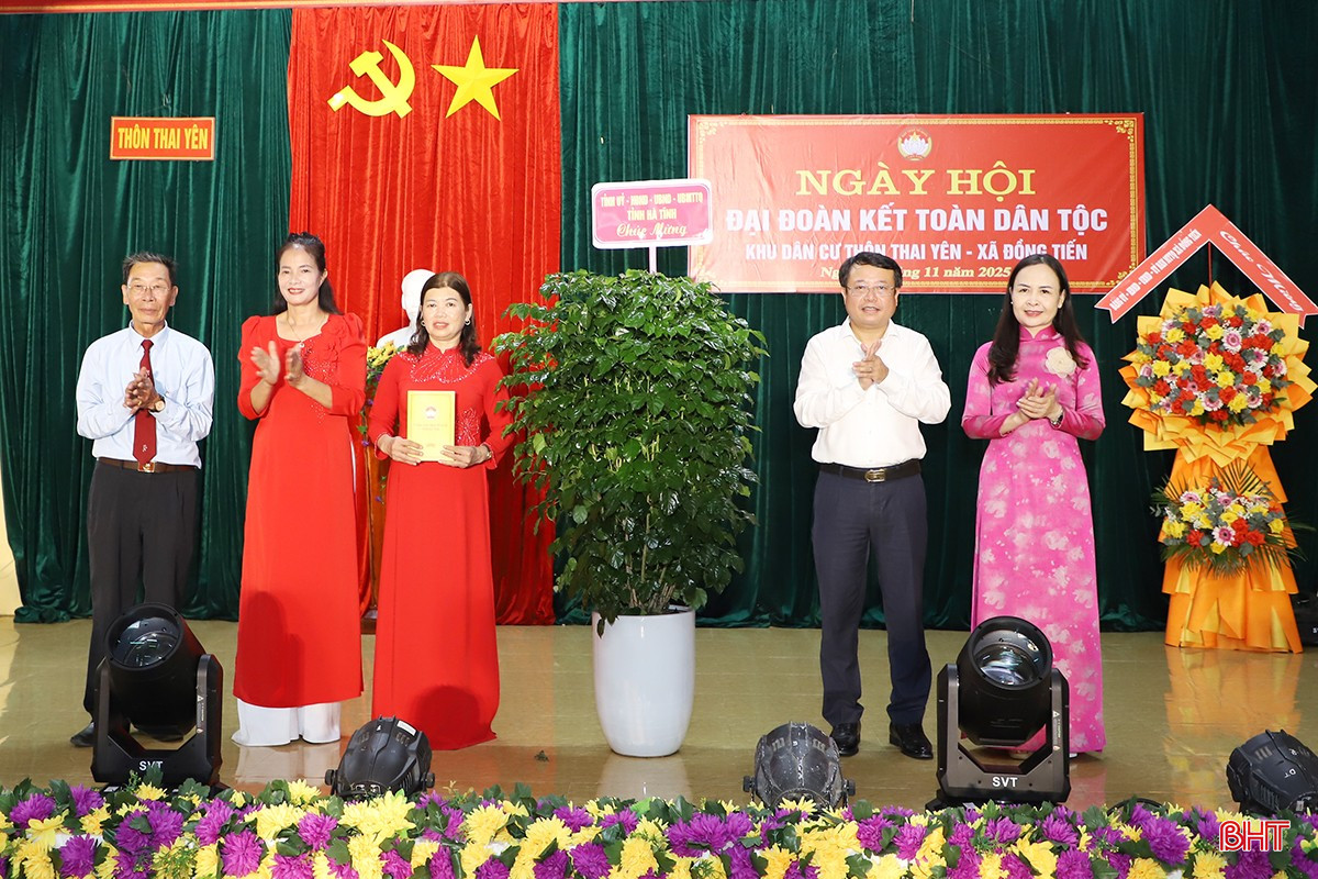 Chủ nhiệm UBKT Tỉnh ủy Dương Tất Thắng và Phó Chủ tịch Ủy ban MTTQ tỉnh - Chủ tịch Hội LHPN tỉnh Nguyễn Thị Lệ Hà tặng hoa, quà chúc mừng cán bộ, Nhân dân thôn Thai Yên...