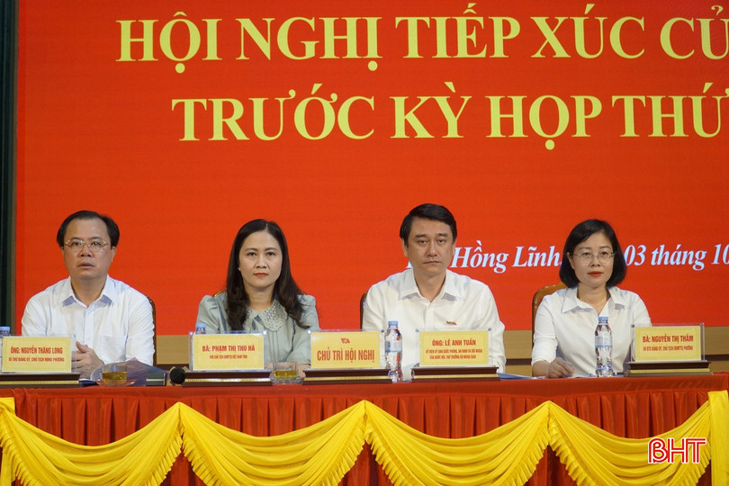 Các đại biểu chủ trì hội nghị tiếp xúc cử tri.