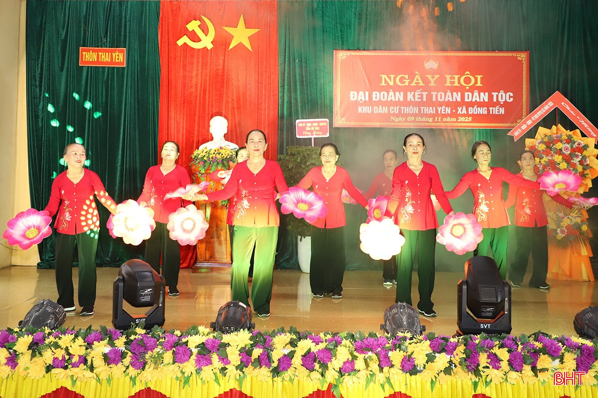 Chương trình văn nghệ tại ngày hội.