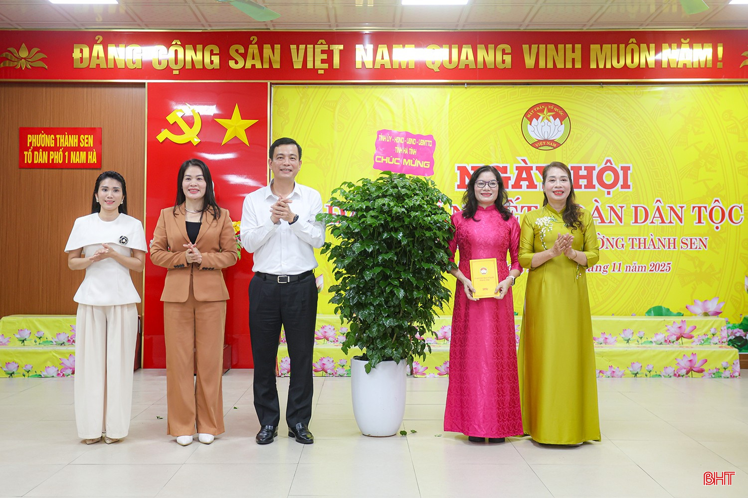 Chủ tịch Ủy ban MTTQ tỉnh Nguyễn Thành Đồng tặng hoa chúc mừng Ngày hội Đại đoàn kết toàn dân tộc tại Tổ dân phố 1 Nam Hà.