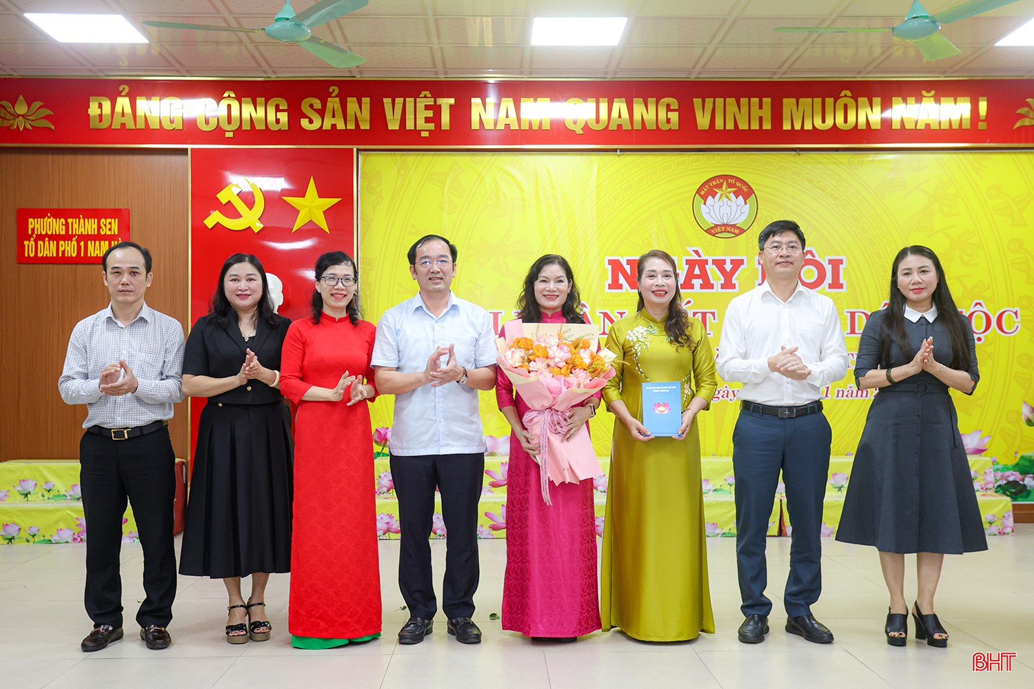 Lãnh đạo phường Thành Sen tặng hoa chúc mừng Ngày hội Đại đoàn kết toàn dân tộc tại Tổ dân phố 1 Nam Hà.