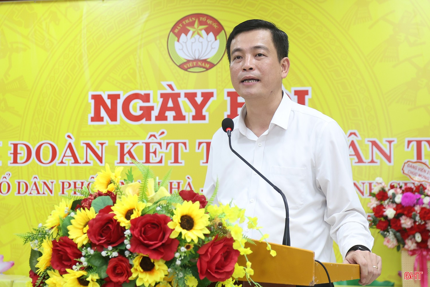 Chủ tịch Ủy ban MTTQ tỉnh Nguyễn Thành Đồng trò chuyện cùng người dân tổ dân phố.