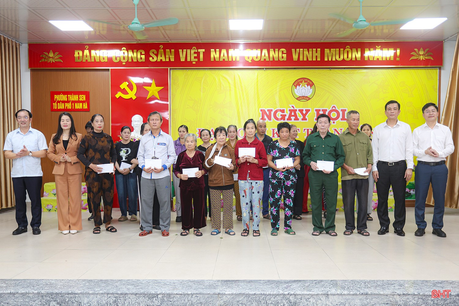 Chủ tịch Ủy ban MTTQ tỉnh Nguyễn Thành Đồng tặng 20 suất quà cho các gia đình hoàn cảnh khó khăn.