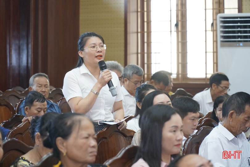 Cử tri Lê Hồng Hạnh (phường Nam Hồng Lĩnh) kiến nghị về lĩnh vực giáo dục, đặc biệt là việc sửa đổi sách giáo khoa cho phù hợp, đồng thời kiến nghị về công tác quản lý tài sản công sau sáp nhập.