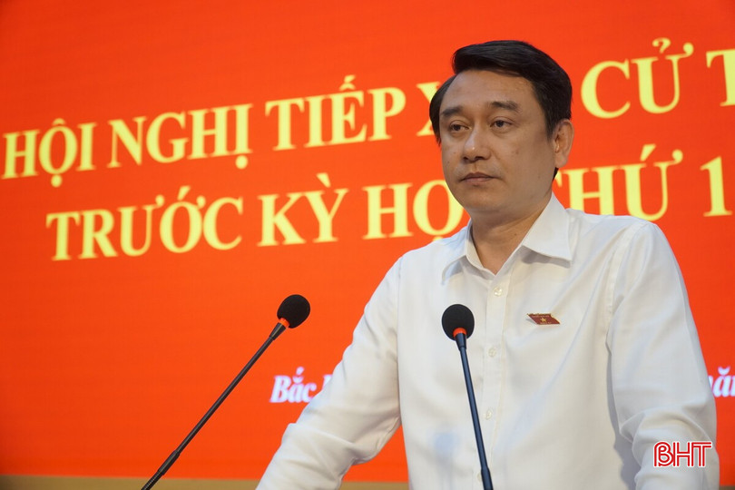 Thứ trưởng Bộ Ngoại giao Lê Anh Tuấn tiếp thu và giải trình các kiến nghị của cử tri.