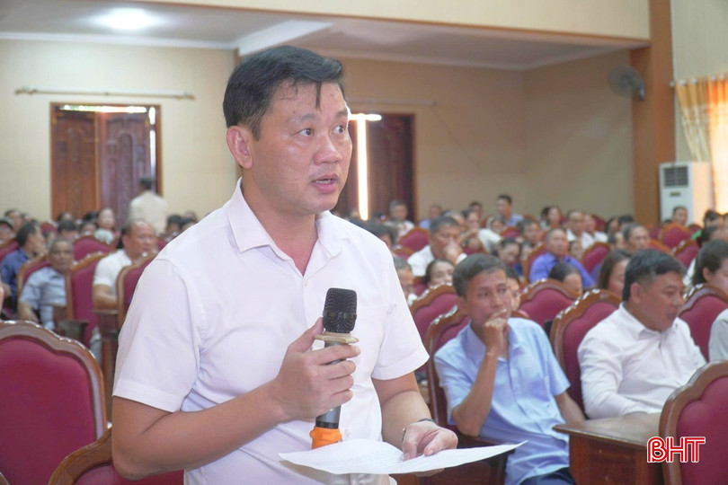 Ông Phạm Quốc Đạt - Phó Chủ tịch UBND xã Can Lộc kiến nghị về hoàn thiện các quy định trong hoạt động của chính quyền 2 cấp, cũng như chế độ phụ cấp cho cán bộ xã, phường.