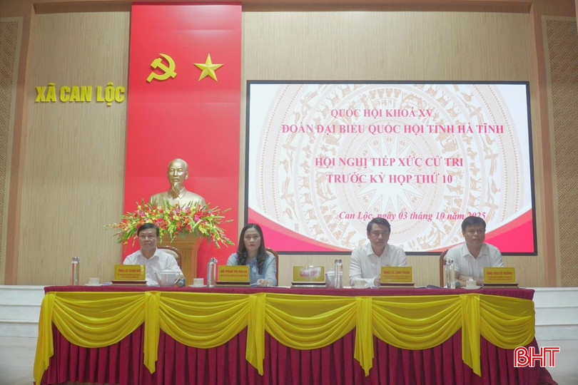 Chủ trì hội nghị tiếp xúc cử tri.